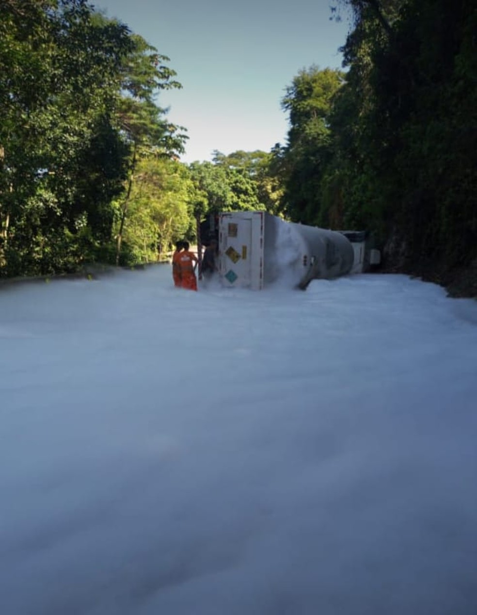 Caminhou tombou e deixou subida da Serra de Petrópolis interditada nesta segunda-feira (22) — Foto: Reprodução/Redes sociais