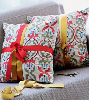 Dê um toque natalino às suas almofadas com fitas, como se fossem presentes