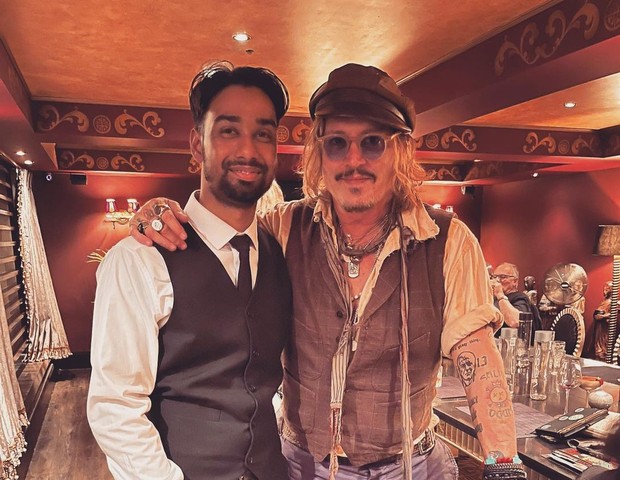 Johnny Depp posa com funcionários de restaurante e amigos em noitada (Foto: Reprodução/Instagram)