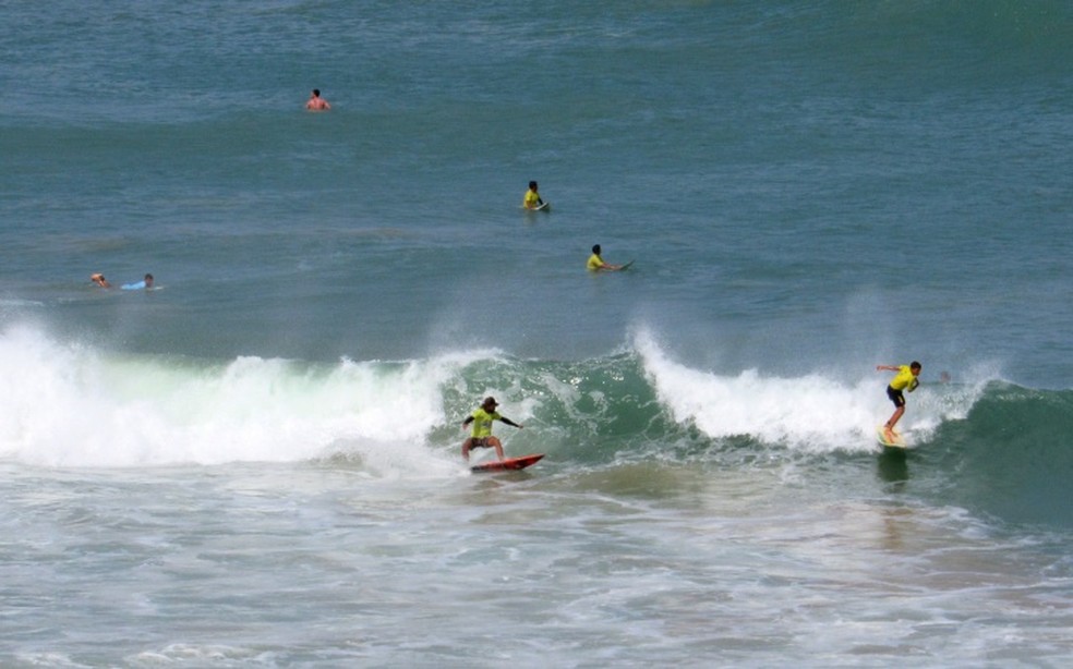 Os surfistas aproveitam o swell â€” Foto: Ana Clara Marinho/TV Globo
