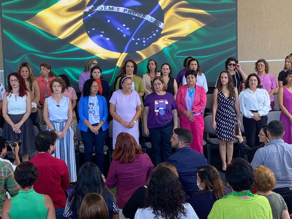 Ministra das Mulheres, Cida Gonçalves, ao lado da governadora Fátima Bezerra (PT) em ato contra a misoginia no RN — Foto: Pedro Trindade/Inter TV Cabugi