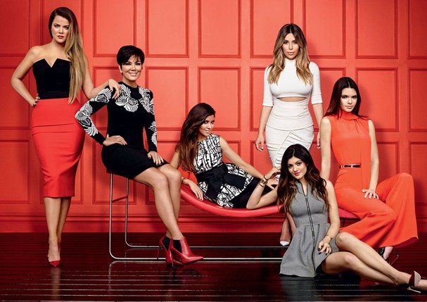 A família Kardashian-Jenner no reality show Keeping Up with the Kardashians, atualmente na décima temporada (Foto: Reprodução/Vogue Brasil)