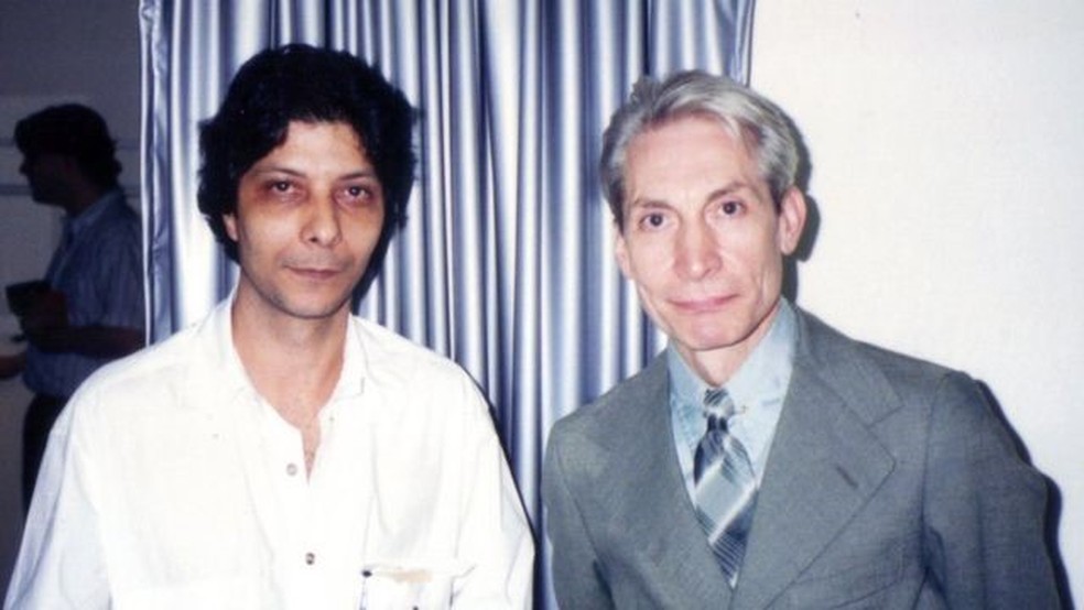 Nélio Rodrigues e Charlie Watts em 1992 — Foto: Acervo Pessoal via BBC
