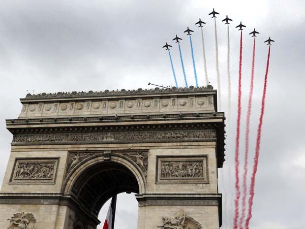 Aviões da França sobrevoam o Arco do Triunfo nesta segunda (14) em Paris, durante comemoração do Dia da Bastilha (Foto: AP Photo/Gonzalo Fuentes/Pool)