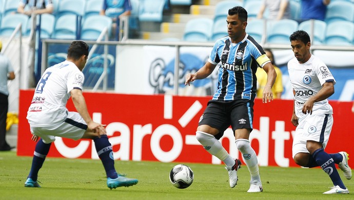 Maicon volta a jogar no Grêmio sem dores e busca recuperar ritmo de jogo