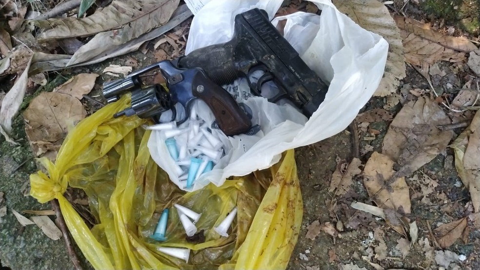 Armas e drogas foram apreendidas durante ação que segue sendo realizada pela Polícia Militar em Santos, SP — Foto: Divulgação/Polícia Militar