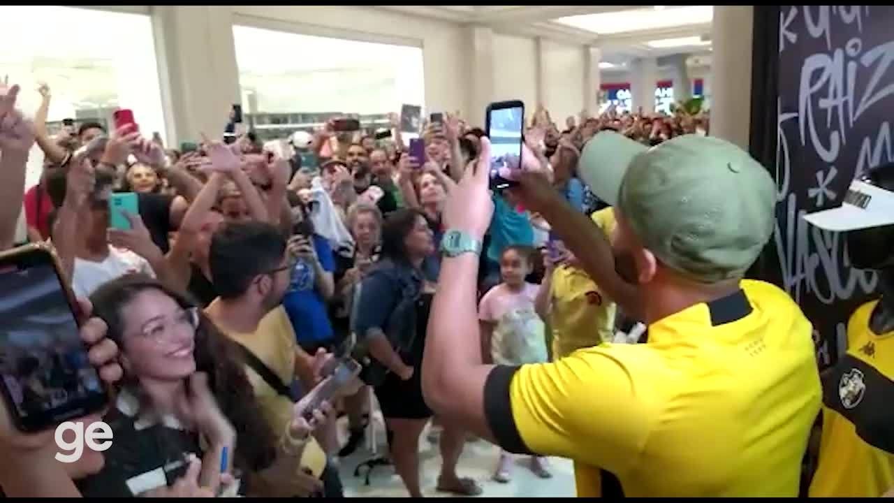 Thiago Rodrigues é recebido por torcedores em loja do Vasco