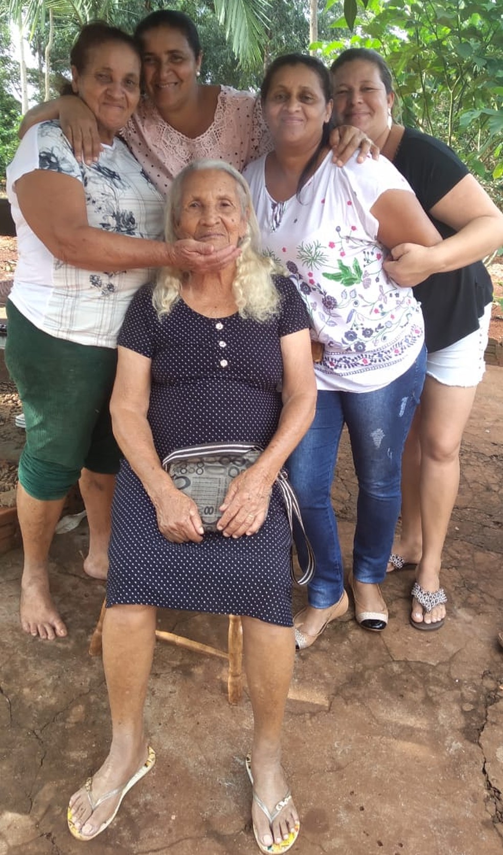 Dona Maria Sirina, de 107 anos, com a filha e as netas  — Foto: Arquivo familiar