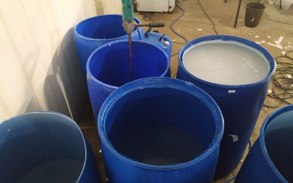 Álcool em gel falso era feito com perfume e produto de cabelo — Foto: Divulgação/SSP-BA