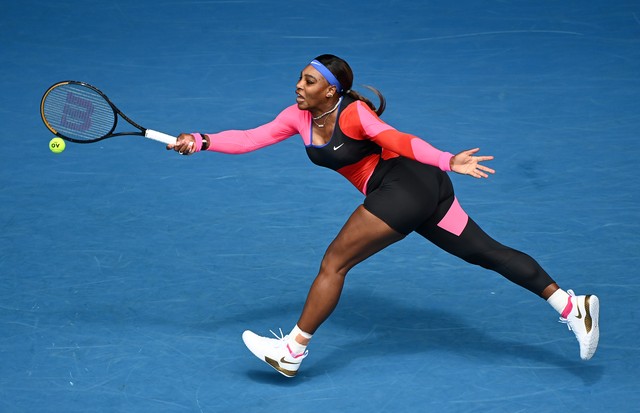 MELBOURNE, AUSTRALIA - FEBRUARY 08: Serena Williams of The United States of America plays a forehand in her Women's Singles first round match against Laura Siegemund of Germany during day one of the 2021 Australian Open at Melbourne Park on February 08, 2 (Foto: Getty Images)
