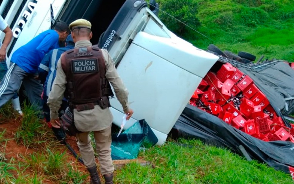 Motorista da carreta morreu apÃ³s acidente (Foto: FÃ¡bio Santos/Site do Voz da Bahia)