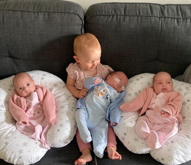 Mia com os irmãos (Foto: Reprodução: YorkShire)