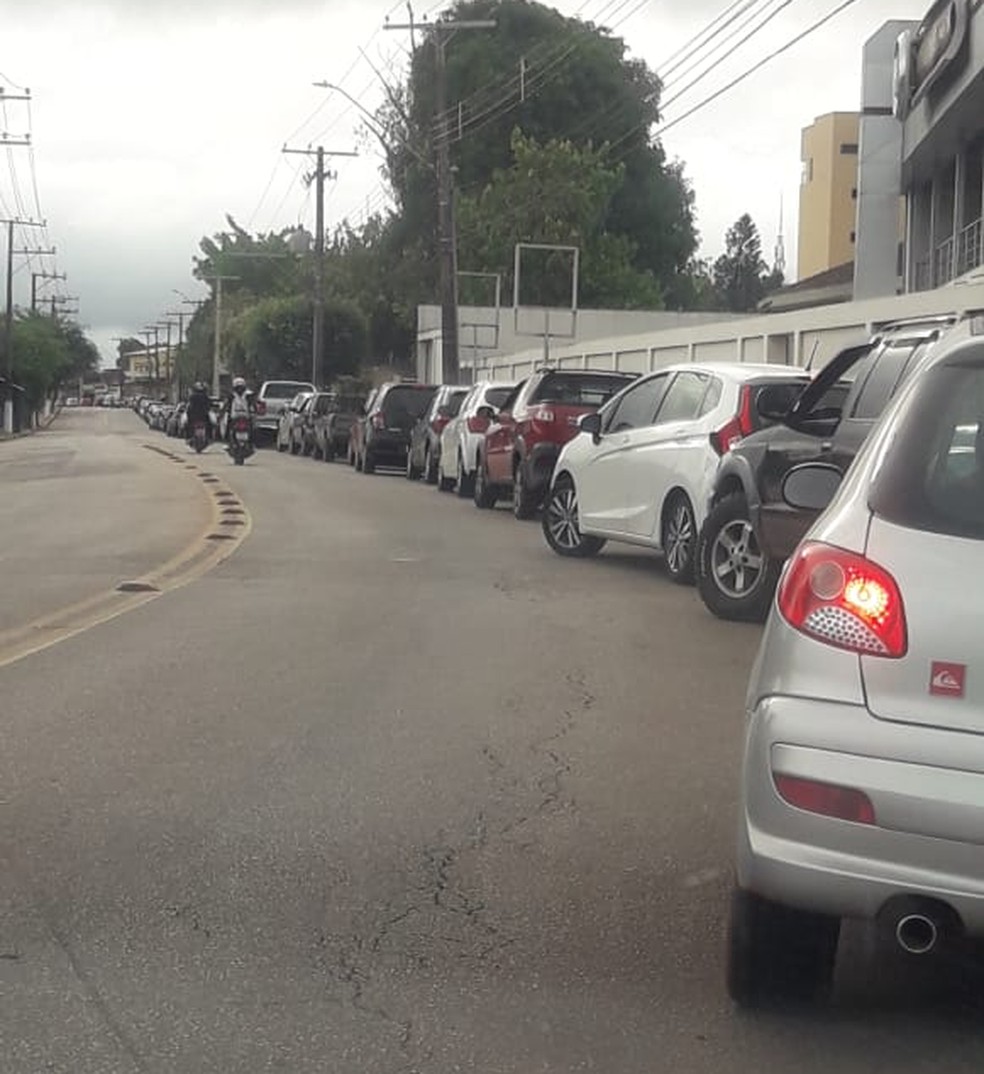 No drive-thru, fila se formou ao longo da rua que dá acesso ao antigo pátio do Detran-AC, em frente ao 7º BEC — Foto: Samio Araújo/Arquivo pessoal