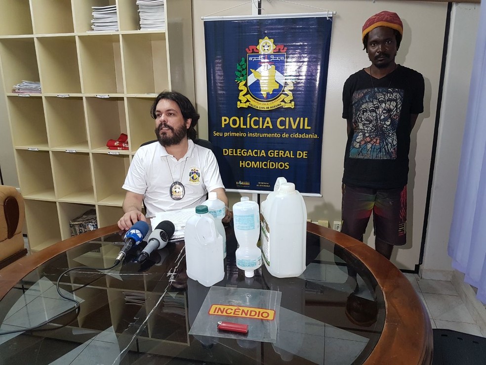 Delegado do caso, à esquerda, disse que materiais usados nos crimes foram encontrados junto com o suspeito (Foto: Polícia Civil/Divulgação)