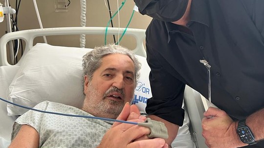 O prefeito Eduardo Paes visita Moacyr Luz, internado em  hospital  na Glória, no Rio