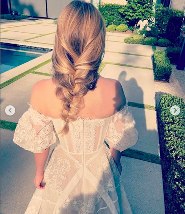 A atriz Kaley Cuoco em ensaio com vestido de noiva (Foto: Instagram)