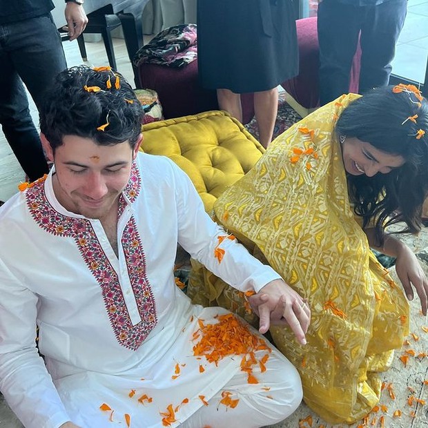 Priyanka Chopra e Nick Jonas levando pétalas de flor na cabeça