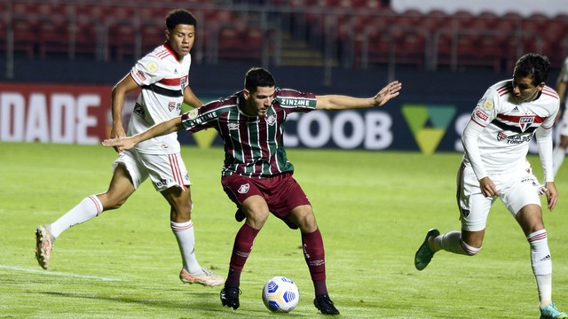 Nino com a bola na partida entre São Paulo e Fluminense