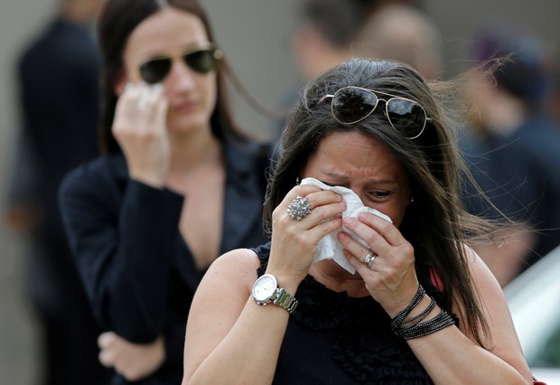 Mulher chora durante o funeral de Anthony Luis Laureano Disla, que foi morto no ataque à boate Pulse, em Orlando (Foto: Jim Young/Reuters)