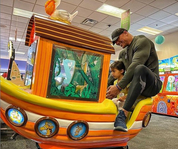 O ator Dwayne Johnson (The Rock) na companhia da filha em versão em miniatura do barco de seu personagem em Jungle Cruise (2021) (Foto: Instagram)