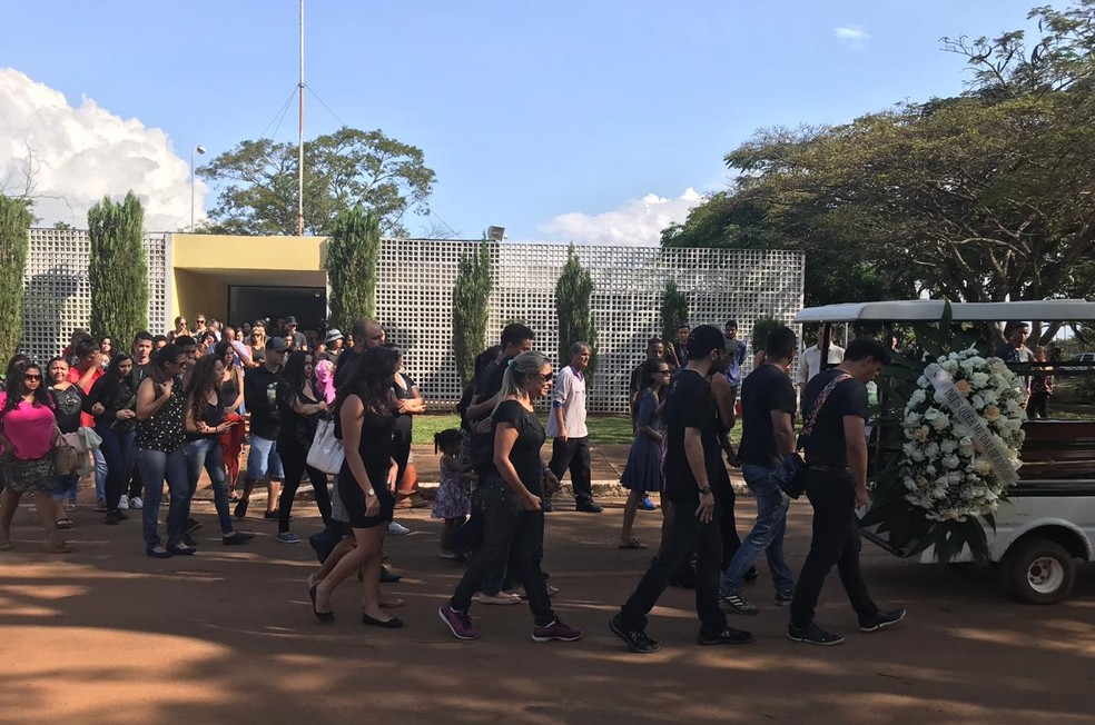 Universitária Natália Costa, encontrada morta no Lago Paranoá, foi enterrada nesta quarta-feira no Cemitério Campo da Esperança, em Brasília — Foto: Daumildo Júnior/G1 