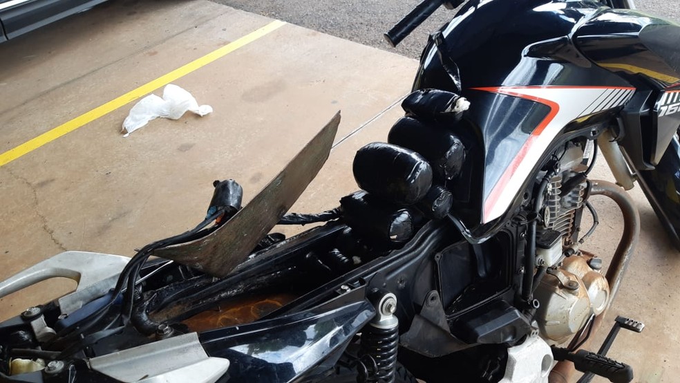 Segundo a PRF, motociclista trafegava na BR-153 quando foi abordado pela polícia  — Foto: Polícia Rodoviária Federal/Divulgação