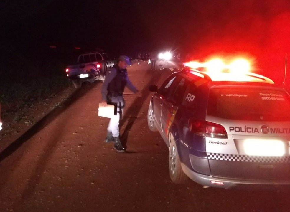 Acidente entre duas motocicletas matou dois adolescentes e um jovem, na noite desse domingo (28), na MT-325 na zona rural de Alta Floresta (Foto: Abraão Lincoln/Rádio Progresso)