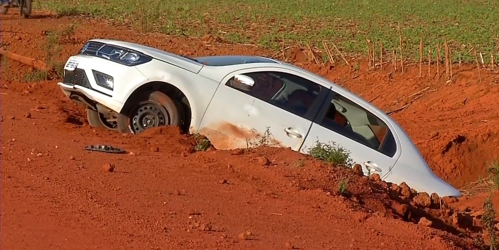 Motorista tentou desviar e perdeu o controle do veículo — Foto: Reprodução/TVCA