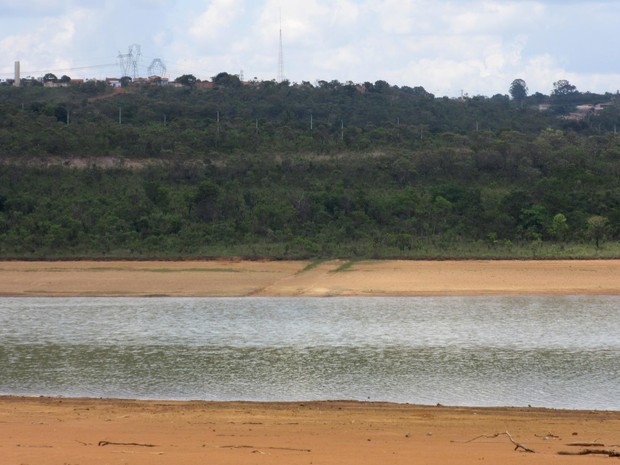 Com a diminuição do volume de água, as margens do reservatório do Descoberto estão cada vez mais próximas  (Foto: Alexandre Bastos/G1)