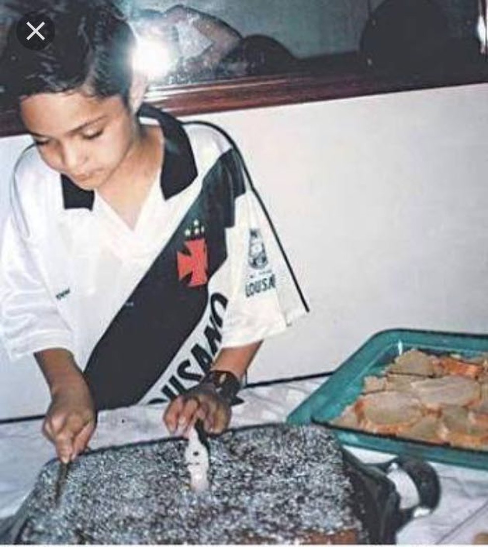 Anderson Martins, criança, com a camisa do Vasco em aniversário (Foto: Arquivo Pessoal)