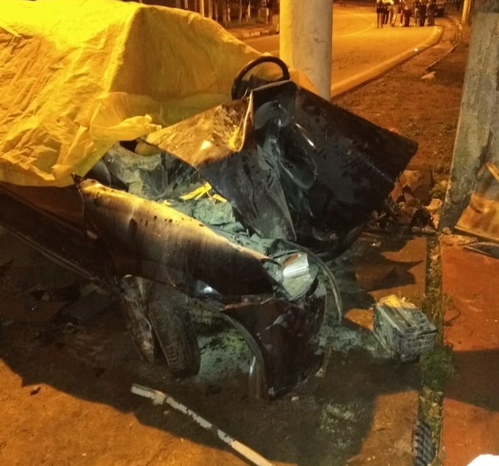 Carro ficou com a dianteira destruída após pancada em Lambari, MG — Foto: Corpo de Bombeiros de Três Corações