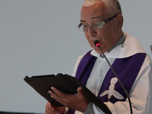 Padre utiliza aplicativos litúrgicos durante celebração de missas (Foto: Jonathan  Lins/G1)