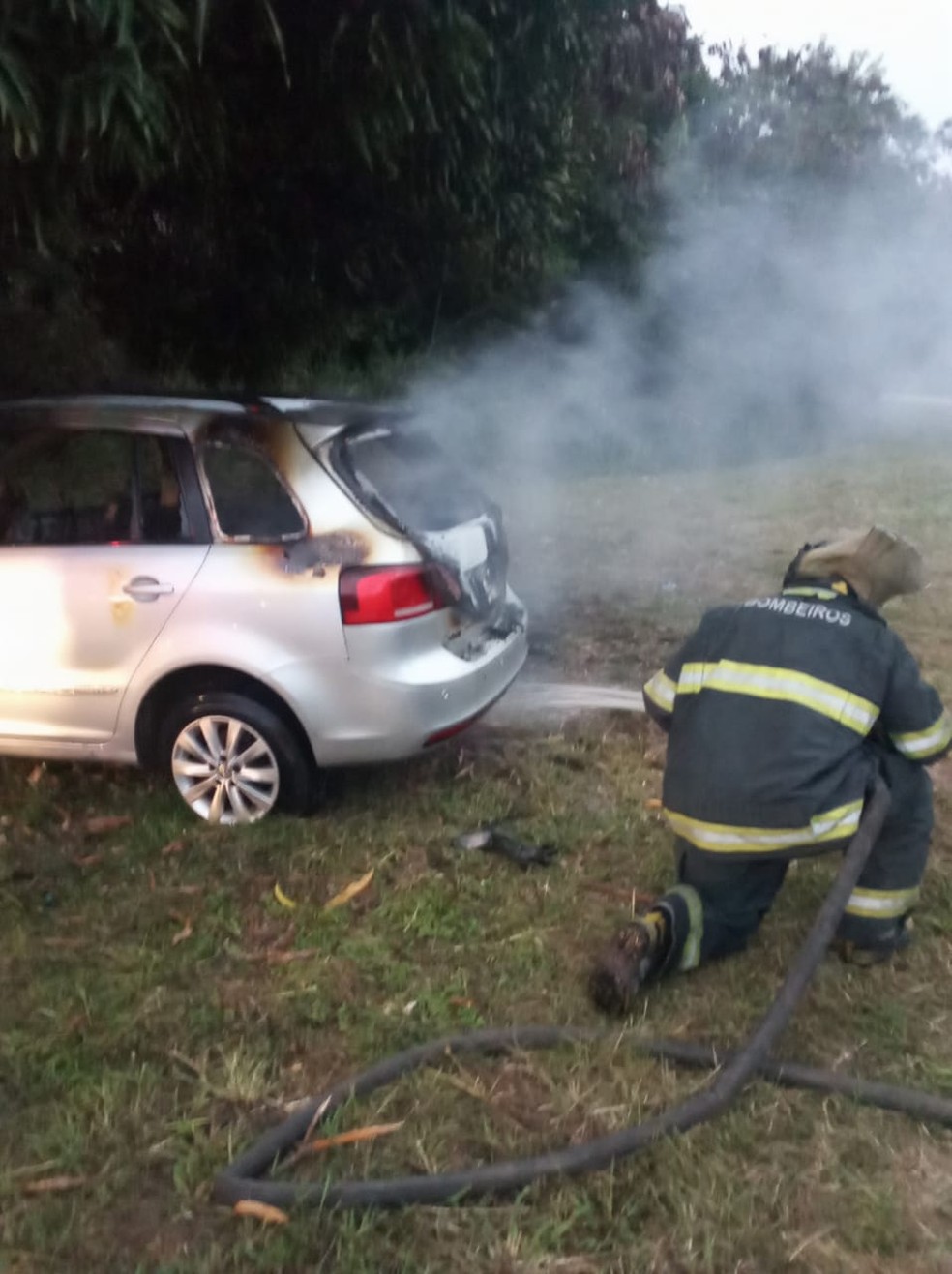 Bombeiros usaram água para apagar fogo de carro movido a GNV em Marechal Deodoro, AL — Foto: Divulgação/Corpo de Bombeiros de Alagoas 