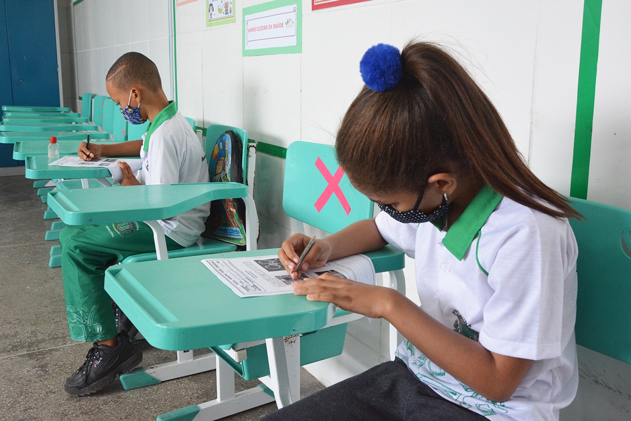 Estudantes das escolas municipais de Feira de Santana retornarão às aulas 100% presenciais a partir de terça-feira