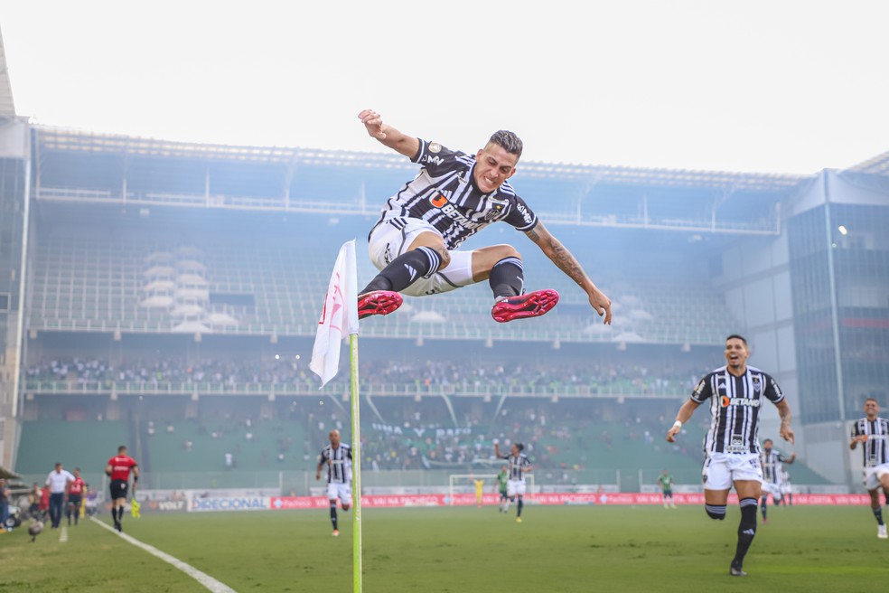 Zaracho exalta Pavón após golaço no Atlético-MG e brinca com meme de voadora  em bebedouro | atlético-mg | ge