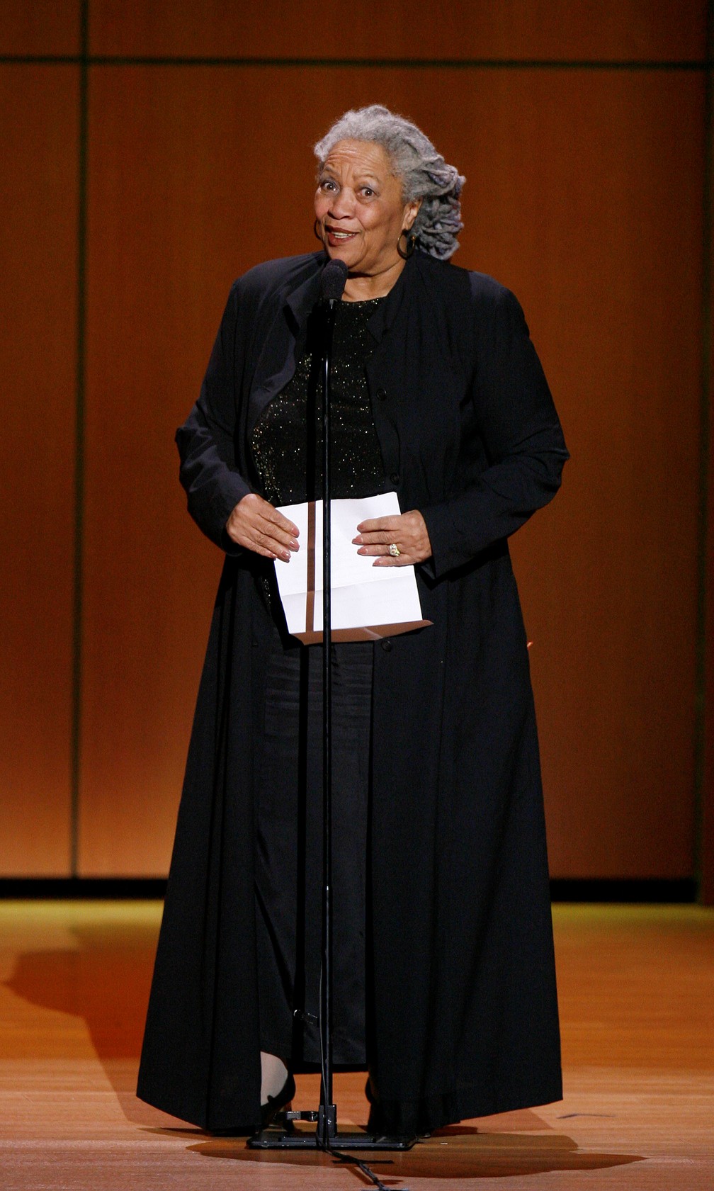 Em 2007, Toni Morrison recebe o prêmio de Mulher do Ano pela revista Glamour, em Nova York  — Foto: REUTERS/Lucas Jackson/Arquivo