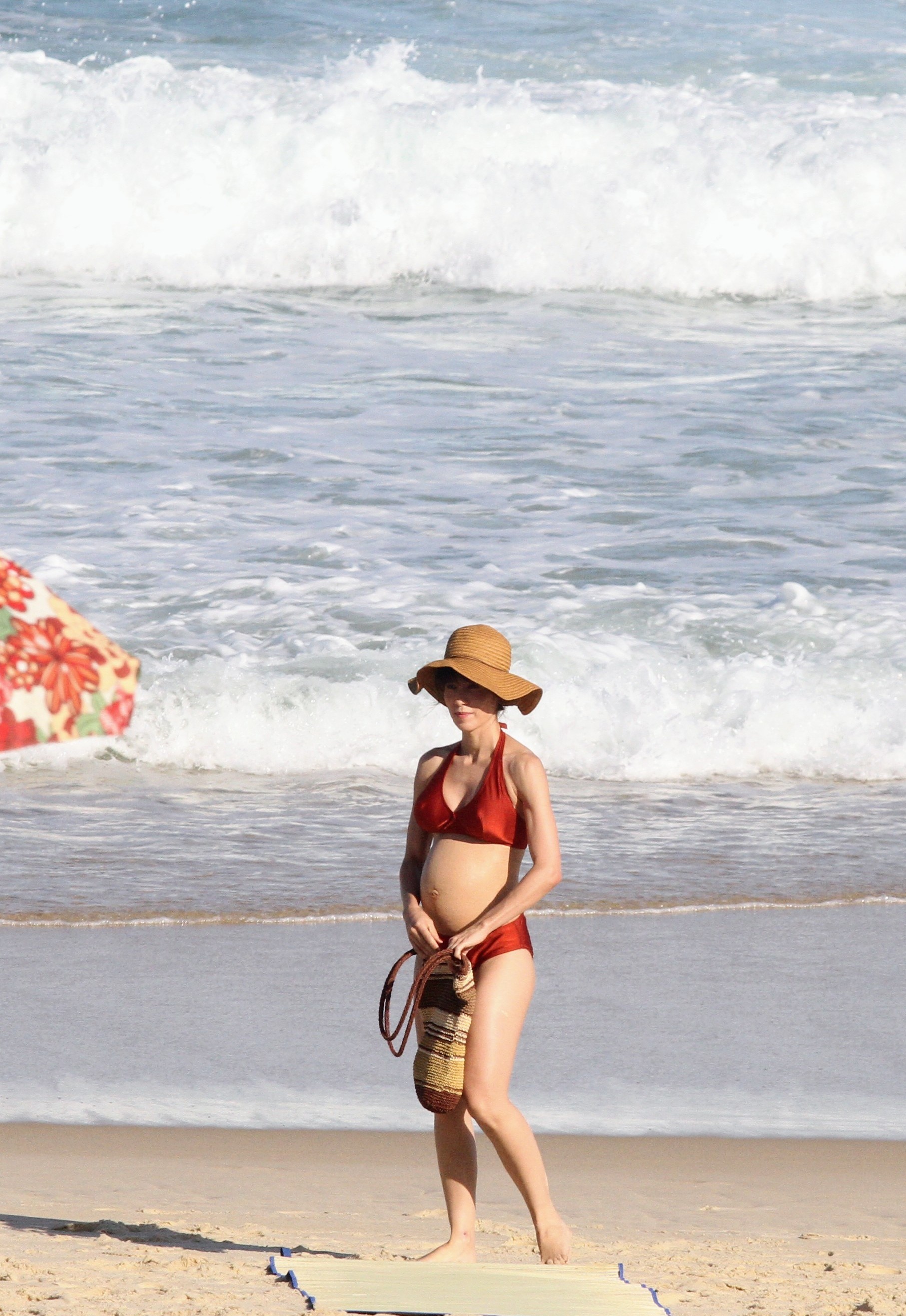 Com barriga postiça de gravidez, Marjorie estiano grava cenas na Praia de Ipanema (Foto: Daniel Delmiro/AgNews)