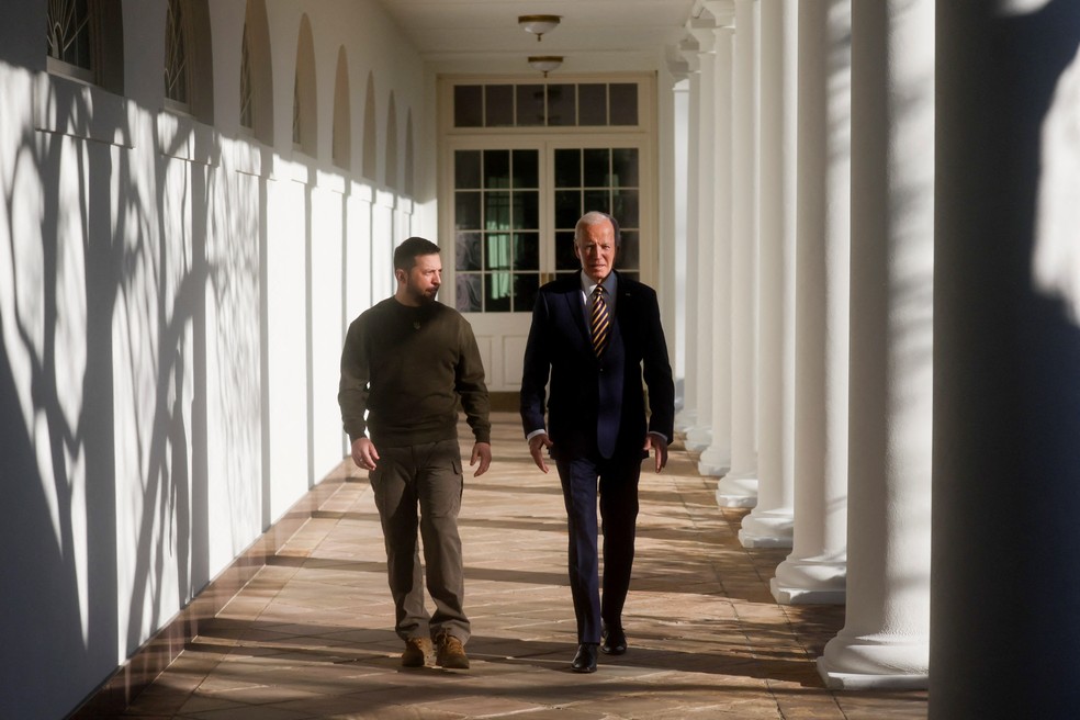O presidente dos EUA, Joe Biden, e o presidente da Ucrânia, Volodymyr Zelenskiy, caminham até o Salão Oval da Casa Branca em Washington — Foto: Leah Millis/Reuters