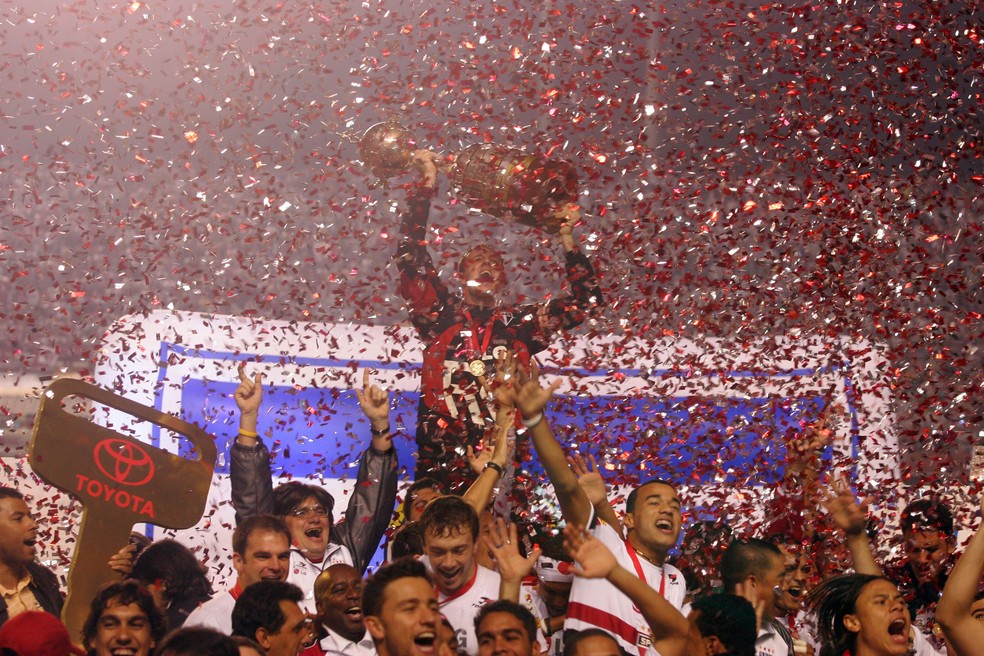Rogério Ceni ergue a taça de campeão da Libertadores, em 2005 — Foto: Alex Silva/Estadão Conteúdo