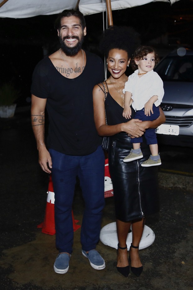 Sheron Menezzes, Saulo Bernard e o filho, Benjamin (Foto: Roberto Filho/BrazilNews) Sheron Menezzes, Saulo Bernard e o filho, Benjamin (Foto: Roberto Filho/BrazilNews)