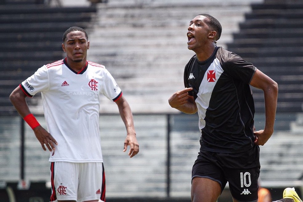 Rayan, do Vasco, comemora gol na final contra o Flamengo, no Carioca Sub-17 — Foto: Matheus Lima / CRVG