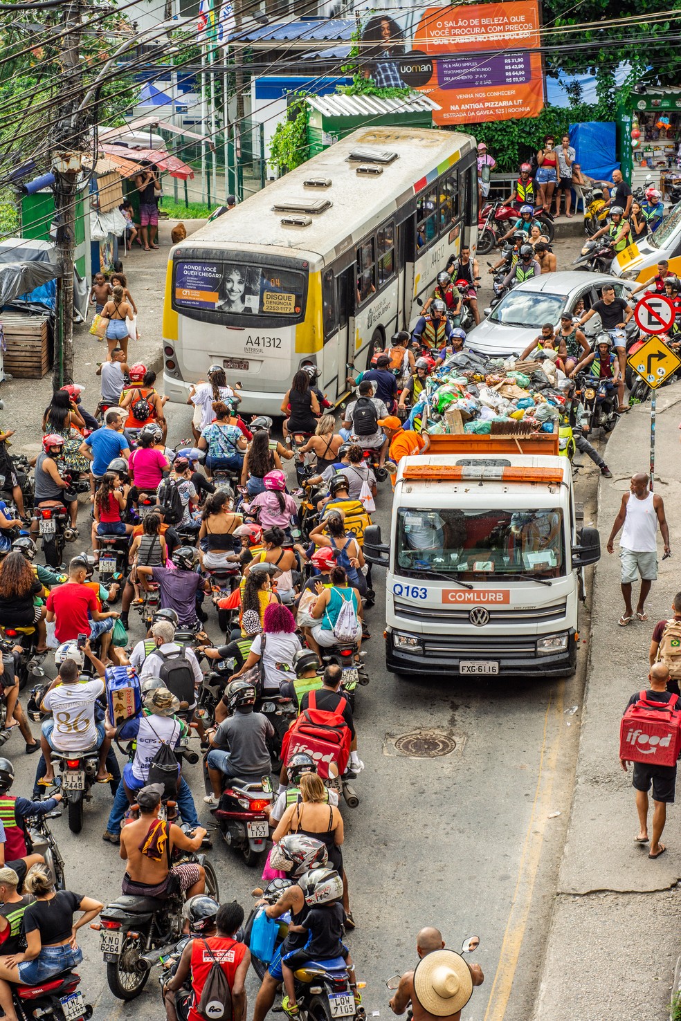 Via movimentada na Rocinha — Foto: Reprodução/ Rocinha Sob Lentes