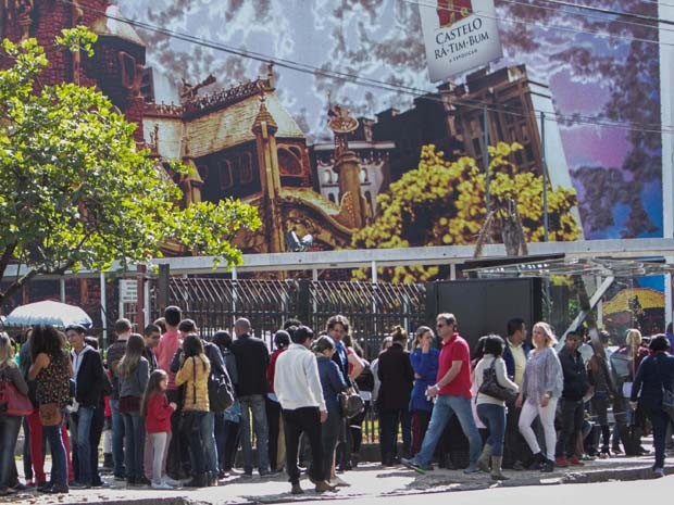 Público faz fila na manhã do dia 19 de julho para ver a exposição 'Castelo Rá-Tim-Bum' no Museu da Imagem e do Som, na zona sul de São Paulo. A mostra comemora os vinte anos do programa infantil da TV Cultura (Foto: MARCO AMBROSIO/ESTADÃO CONTEÚDO)
