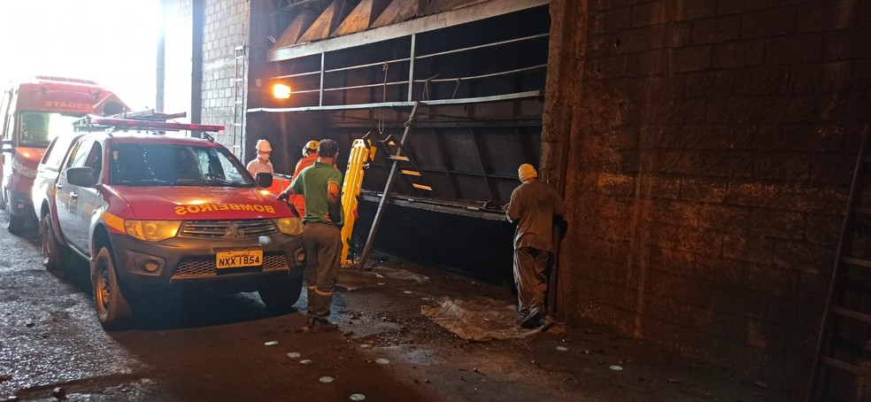 Vítima caiu de uma altura de 2 metros, segundo os Bombeiros  — Foto: Corpo de Bombeiros/Divulgação