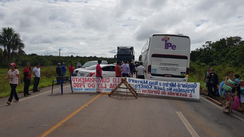 Manifestação fechou o acesso entre Rondônia e Acre (Foto: Eduardo Lopes/Rede Amazônica)