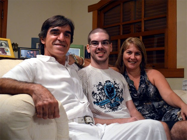 Família que descobriu doença de Alexandre em 2010 hoje comemora sucesso do filho no vestibular (Foto: Rodolfo Tiengo/G1)