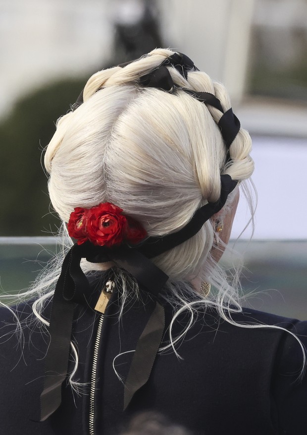Os cabelo platinado de Lady Gaga foi trançado (Foto: Getty Images)