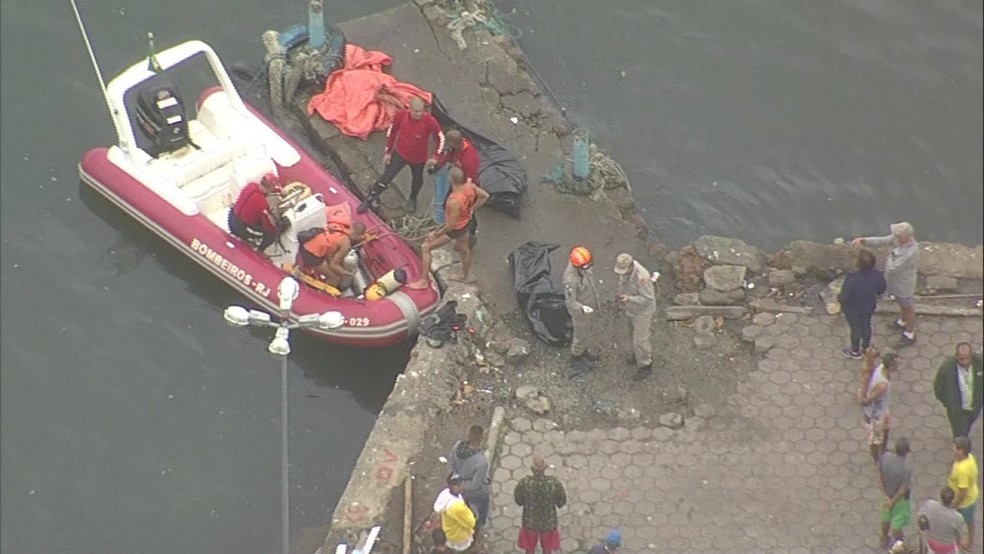 Bombeiros trabalham no resgate de vítimas do naufrágio na Baía de Sepetiba (Foto: Reprodução / TV Globo)
