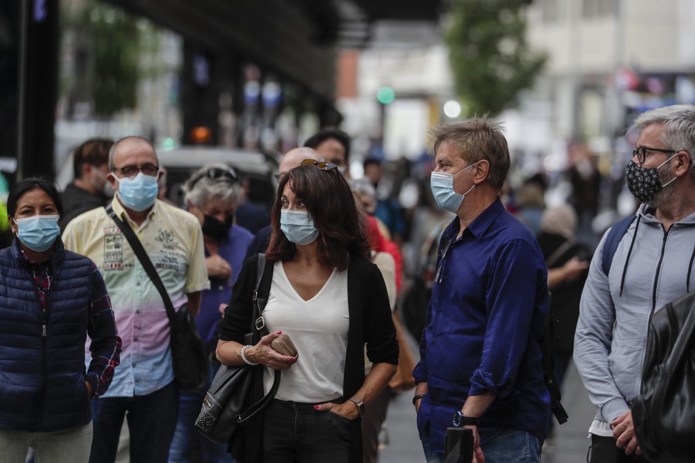 Pessoas usam máscara de proteção contra o novo coronavírus no centro de Madri nesta sexta-feira (18) — Foto: Manu Fernandez/AP