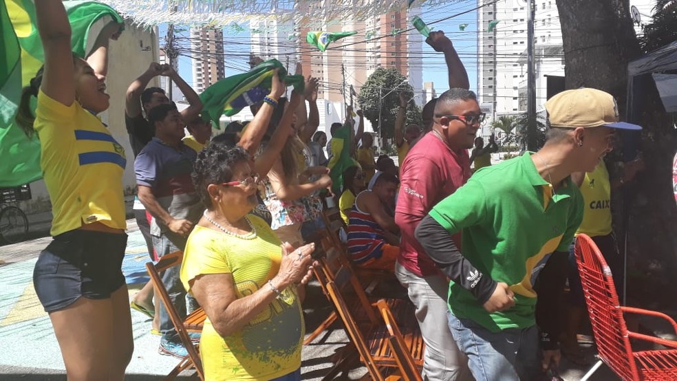 Famílias se reúnem comemorar vitória brasileira na Copa do Mundo (Foto: Beatriz Carvalho/GE)